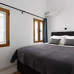 Dom wakacyjny A Unique 3-4 Bedrooms House In Old Town Rhodes City