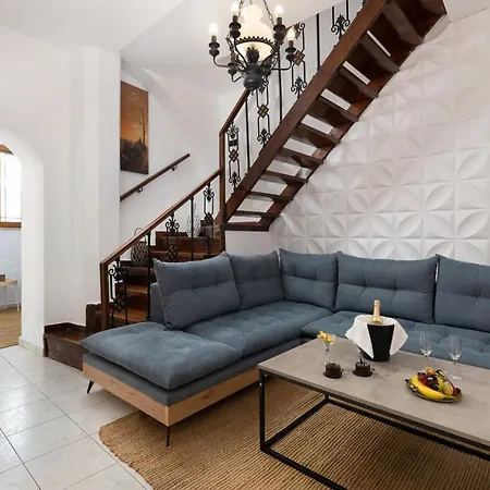 A Unique 3-4 Bedrooms House In Old Town *