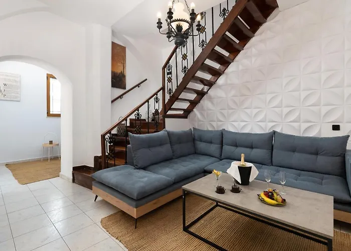 A Unique 3-4 Bedrooms House In Old Town *