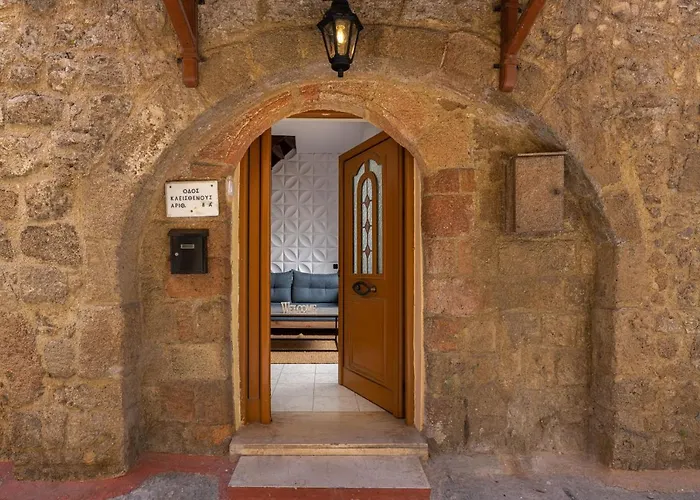 A Unique 3-4 Bedrooms House In Old Town *