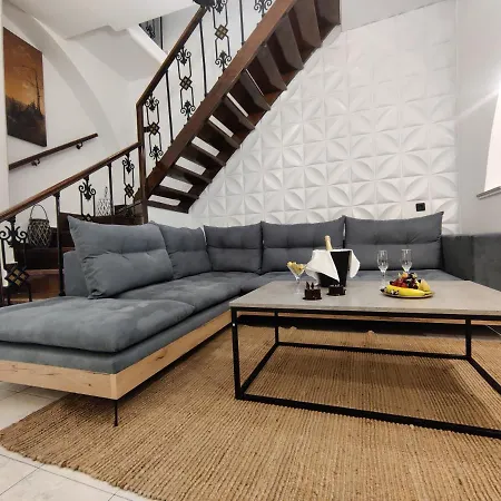 A Unique 3-4 Bedrooms House In Old Town *