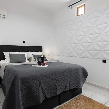 A Unique 3-4 Bedrooms House In Old Town